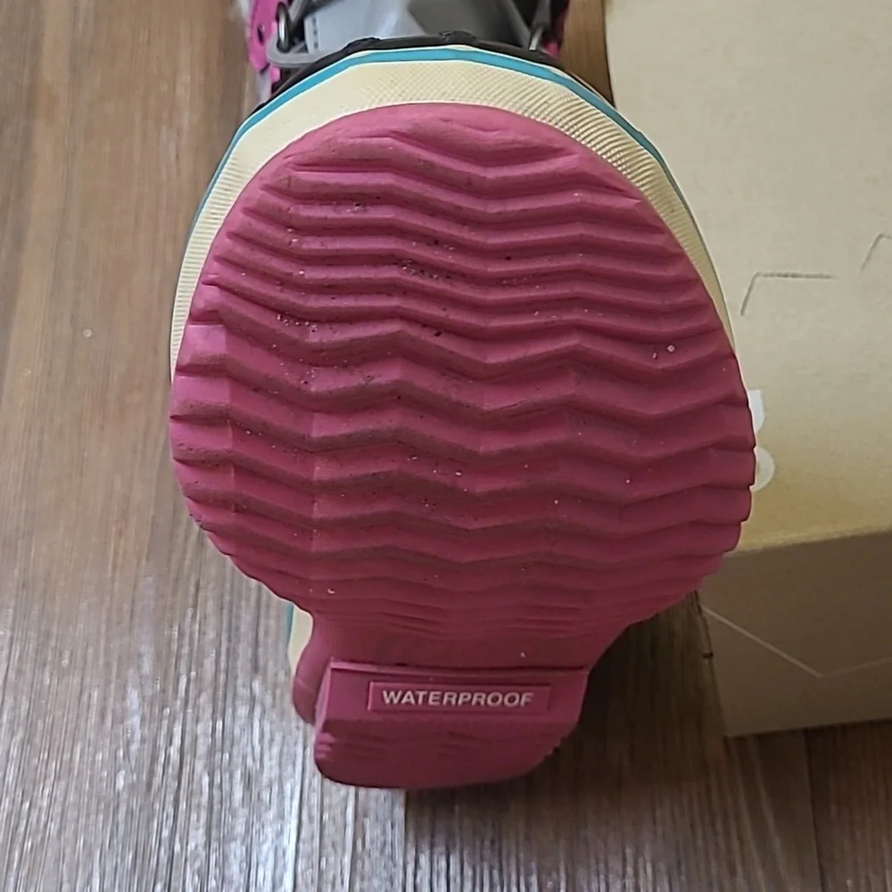 Sorel Gray and Pink Faux Fur Winter Bootsfor women zise‎ 3 used good condition.